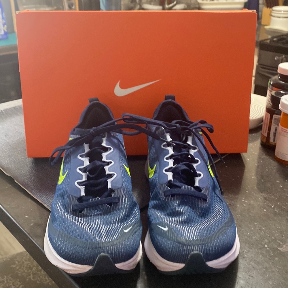 Womens running sneaker